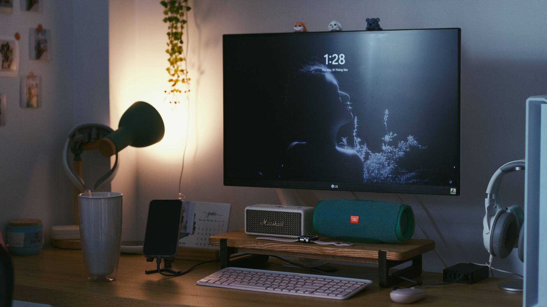 Scrivania moderna con accessori per il lavoro creativo da casa