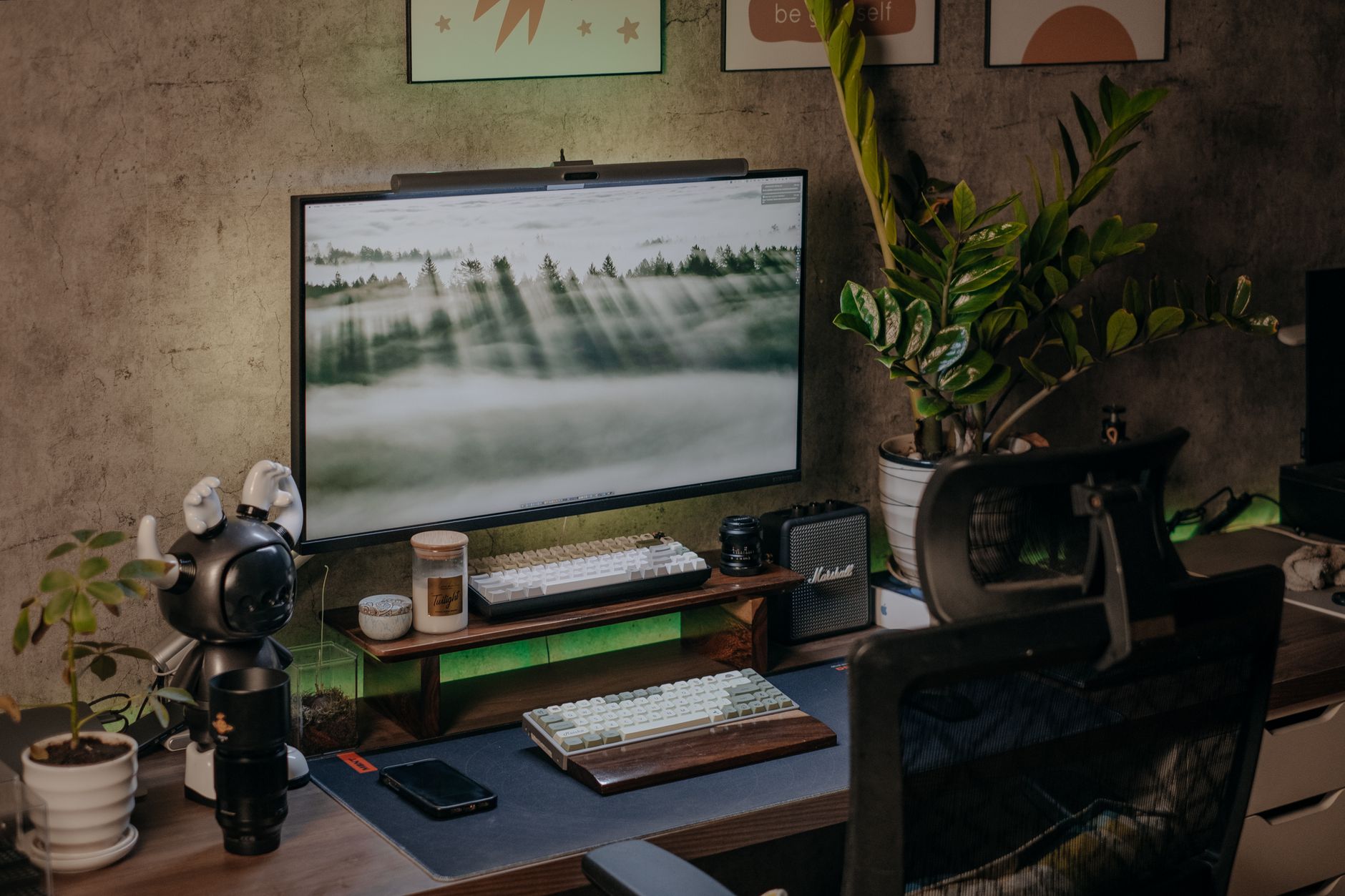 Ufficio domestico in stile moderno con monitor, piante e illuminazione soffusa