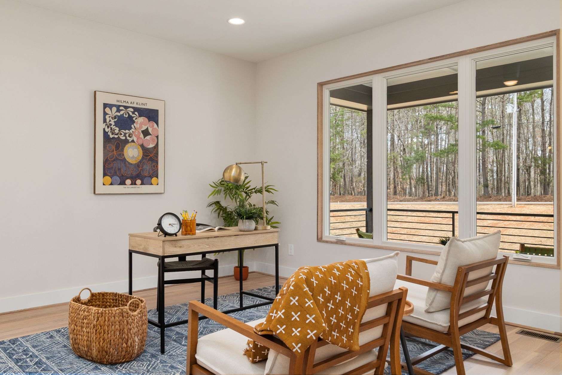 Ufficio domestico con vista panoramica, seduta comoda e arredo naturale