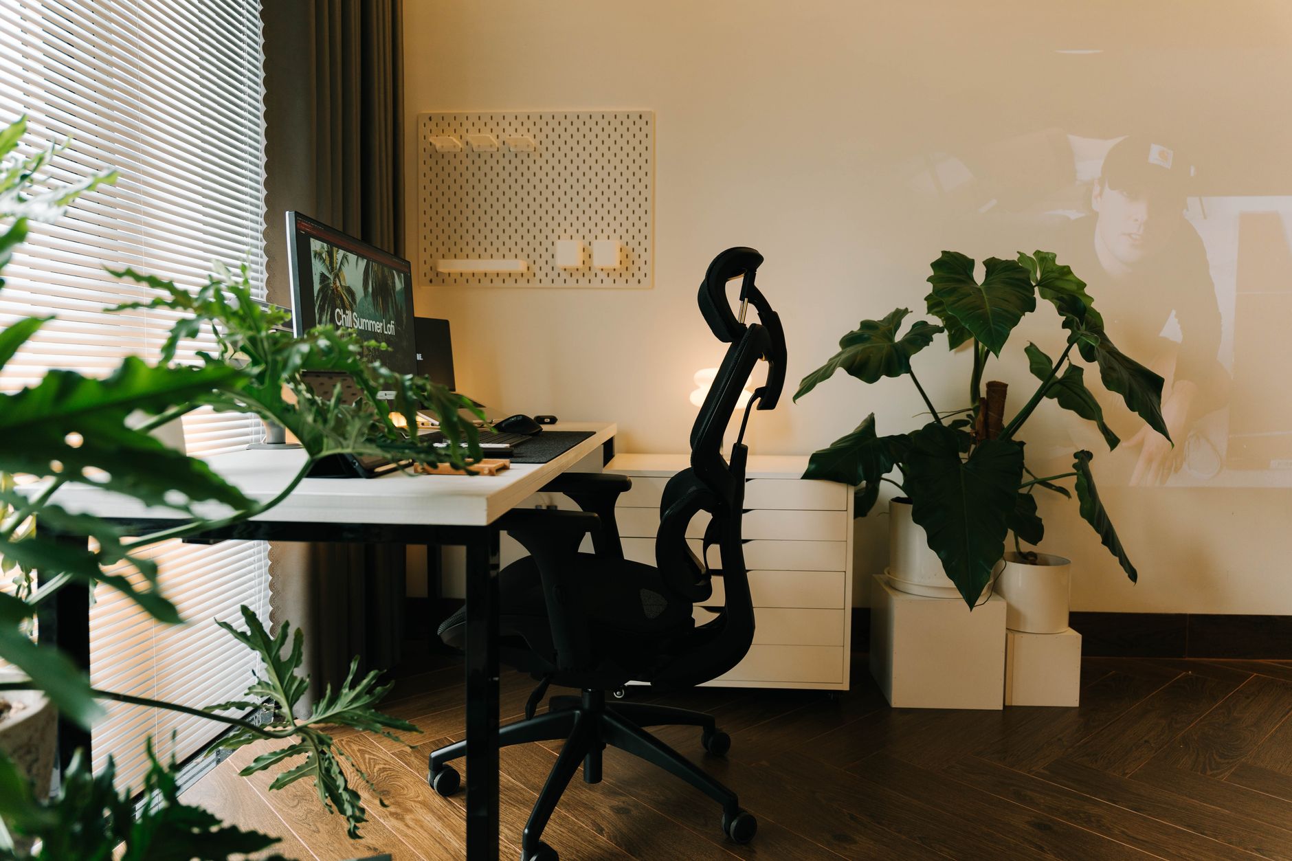 Postazione di lavoro domestica con pianta e poltrona ergonomica