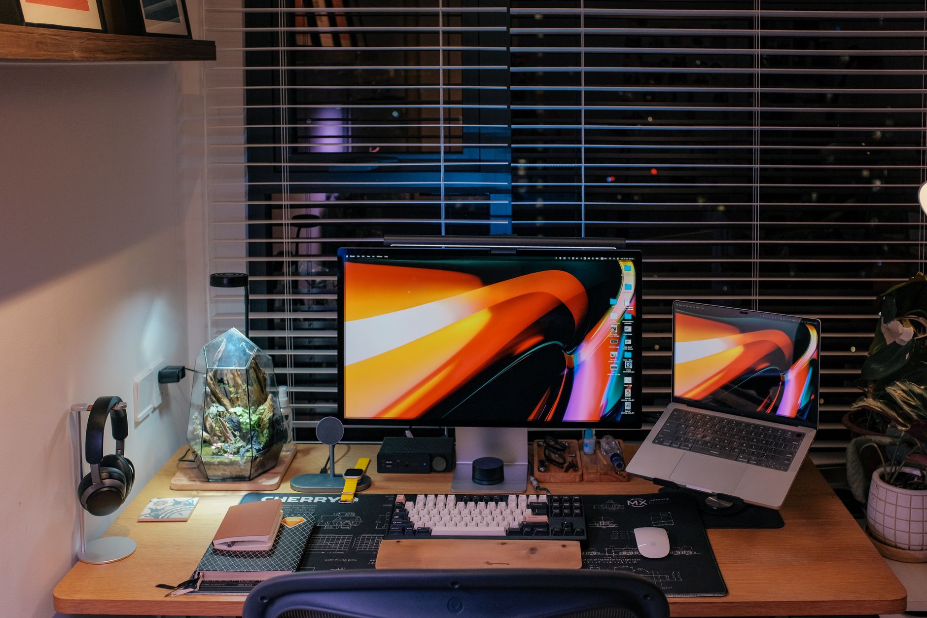 Scrivania con doppio monitor e accessori per il lavoro da remoto