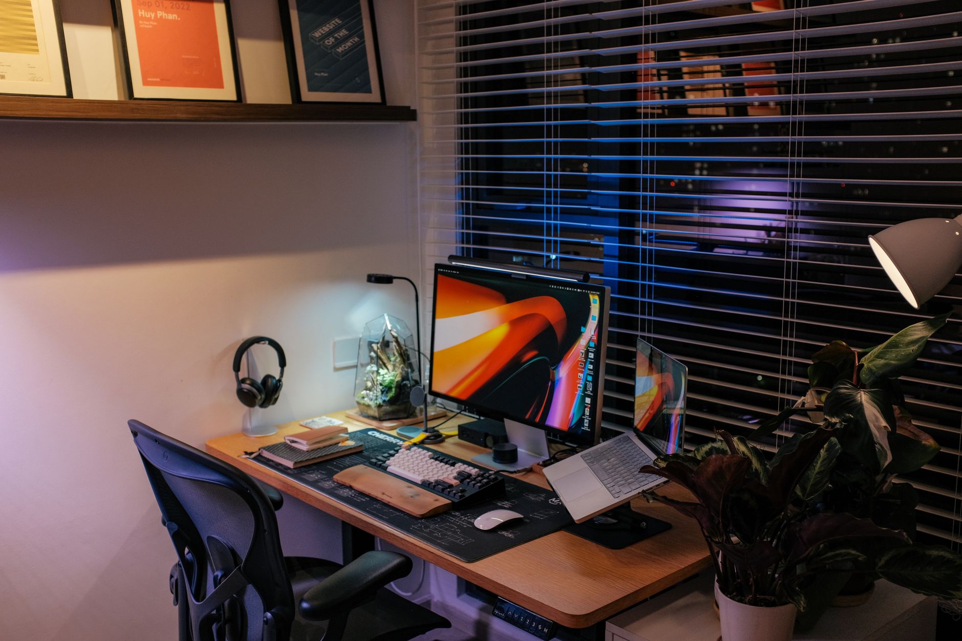 Ufficio domestico accogliente con computer e piante da interno